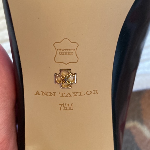 NWOT Liz Zipper Heel by Ann Taylor Size 7 1/2 - Picture 6 of 7